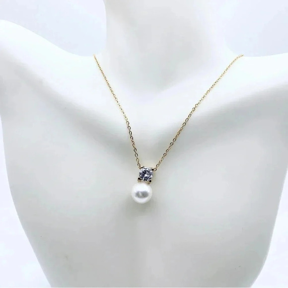 PEARL Pendant Necklace - Picture 2 of 5
